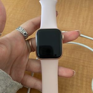 SE rose gold Apple Watch 40mm
